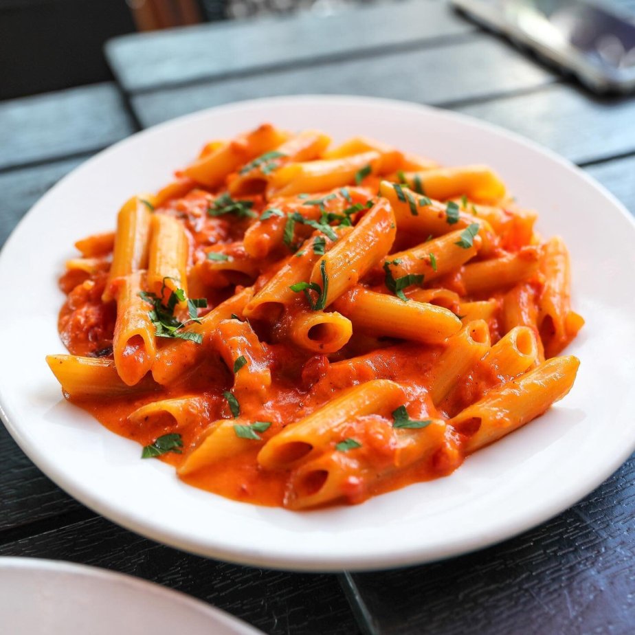 📍 Don Giovanni  214 10th Ave  Chelsea, Manhattan 
.
.
Anyone else crave #pasta 🍝 when it rains ☔️?! Is it just me?! 🤷🏾&zwj;♀️
.
.
Order this chicken #penneallavodka from @dongiovanni_chelsea to comfort you during this rainy NYC day ☁️